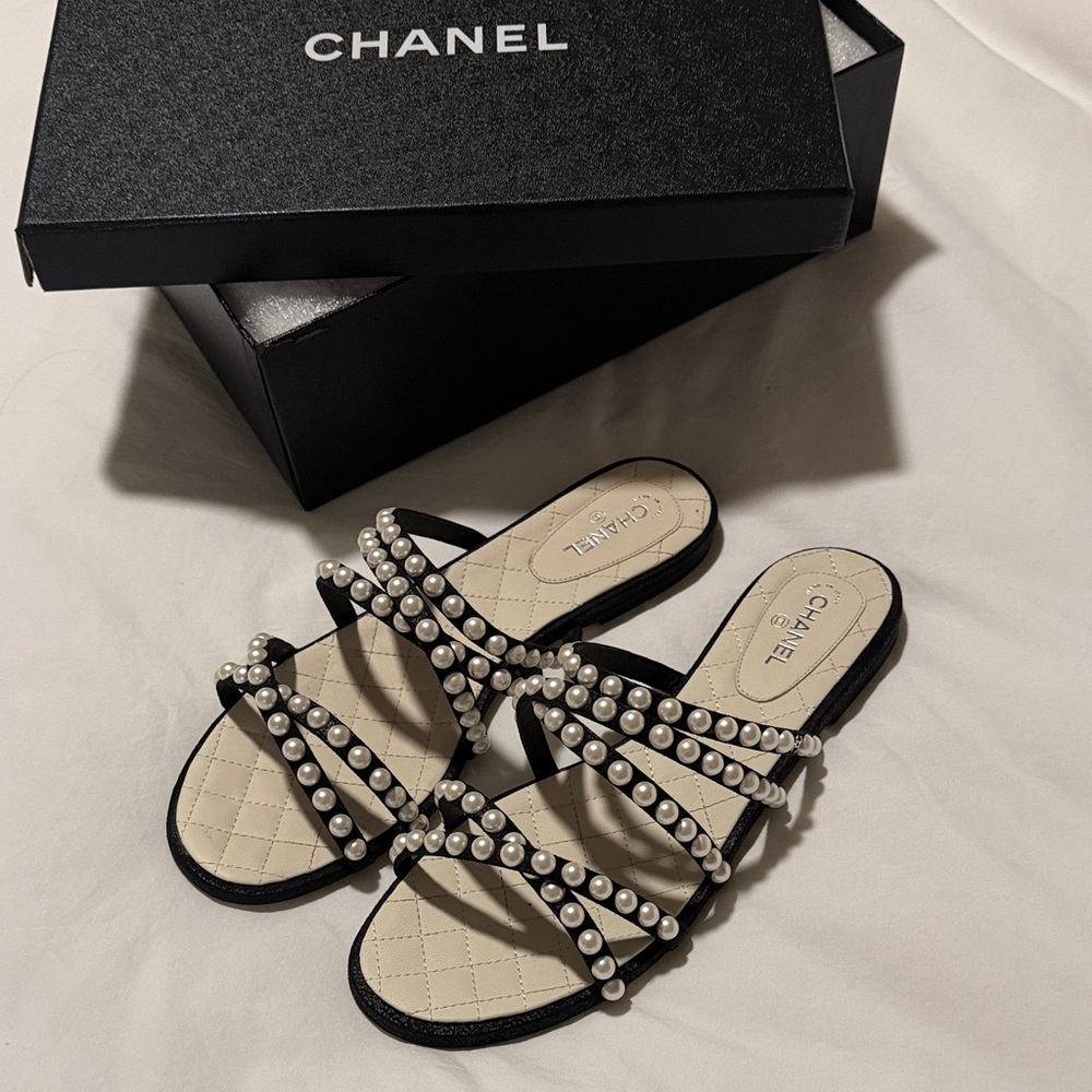 Gorgeous CHANEL Black Lambskin Sandals with Pearl Accents size 40